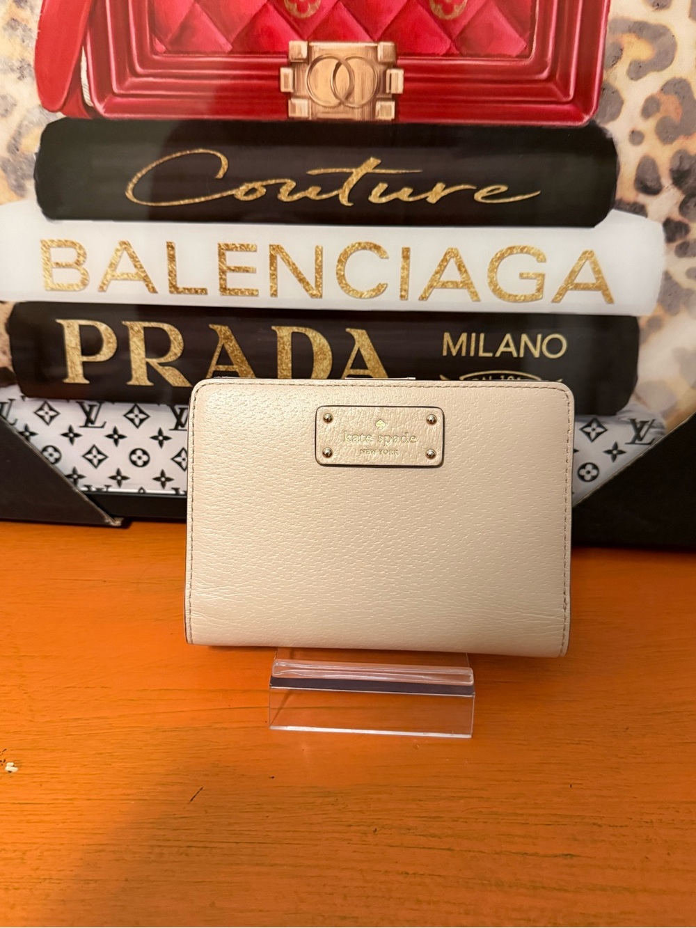 Kate Spade Pebbled Leather Bifold Wallet in Light Beige with Gold Plaque VGUC